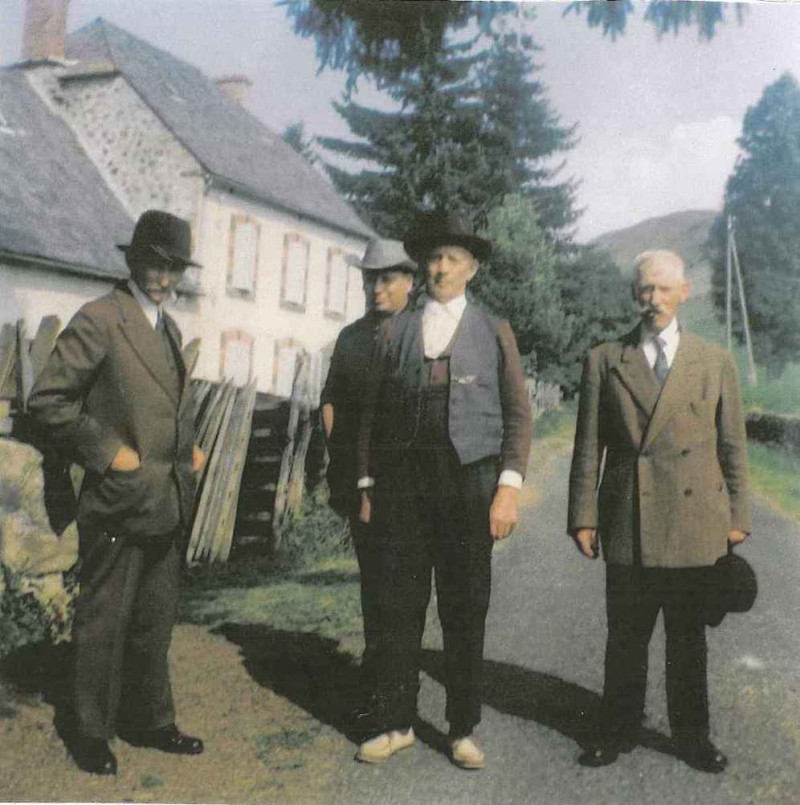 Pierre Baraduc au centre, et à sa gauche, Antonin, autre chanteur de la famille (coll. Max Dérobert)